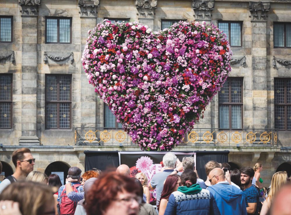 Amsterdam Pride festival hart pioenen