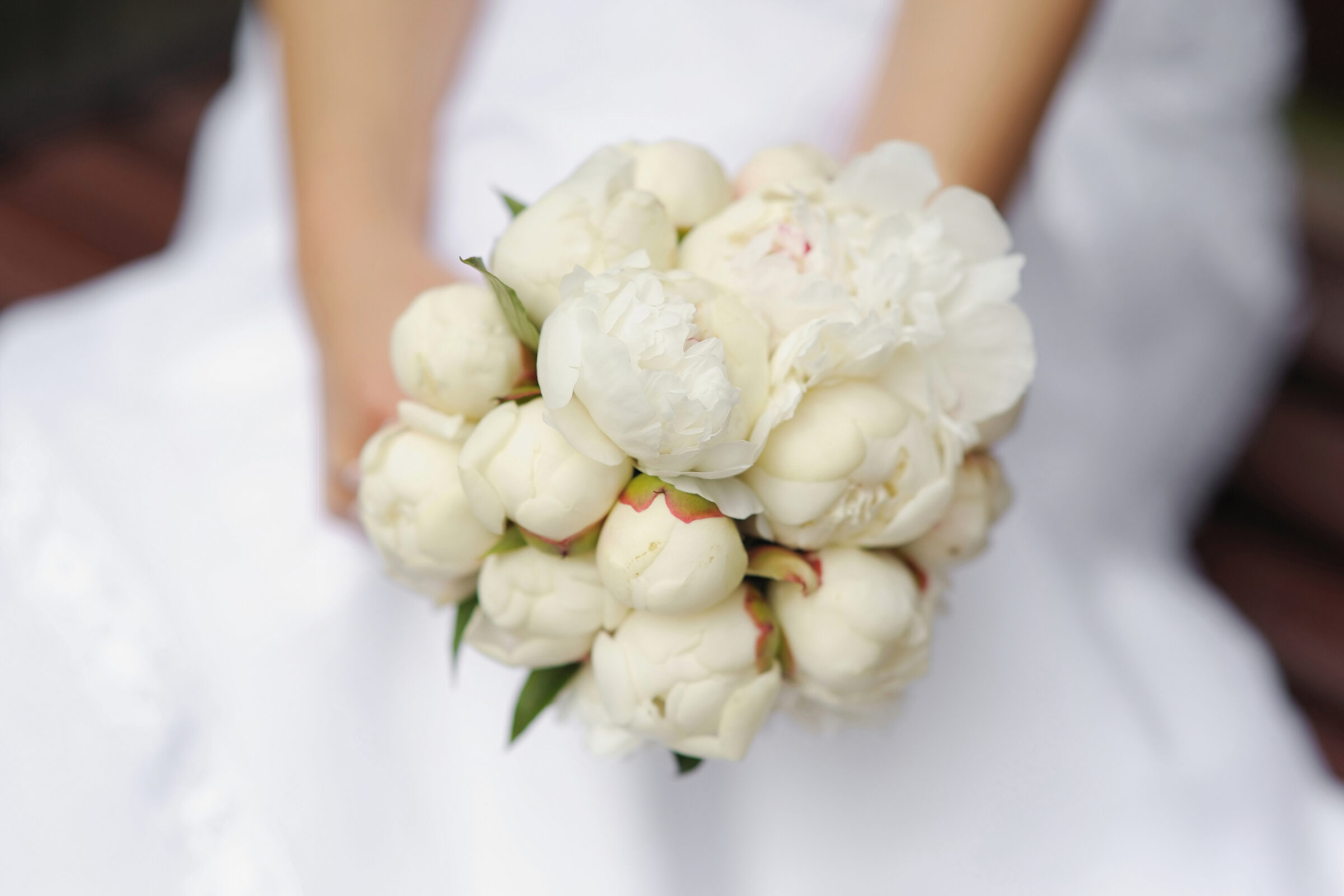 Wedding flowers trend: Handtied bouquet with peonies